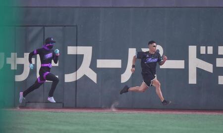 　恒例のダッシュマンレースで挑戦者（右）がダッシュマンに圧勝し４万円ゲット（撮影・開出牧）