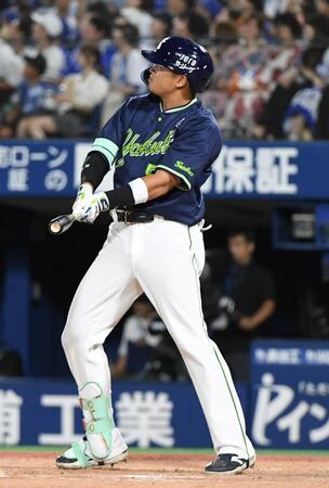 　９回、村上は右越えに２号ソロを放つ（撮影・佐藤厚）