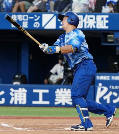 　１回ＤｅＮＡ１死二、三塁、牧が左越えに先制３ランを放つ＝横浜