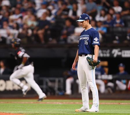 　５回、ダウンズ（左）にソロを浴び、肩を落とす達（撮影・中島達哉）