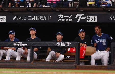 　９回、戦況を見つめる達（左から２人目）ら日本ハムナイン（撮影・中島達哉）