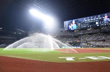 　ソフトバンク６回の攻撃前、スプリンクラーが作動しグラウンドに水がまかれた