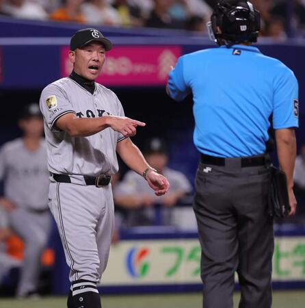 　４回、判定に抗議する阿部監督