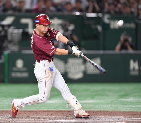 　９回、勝ち越しの右犠飛を放つ村林（撮影・開出牧）