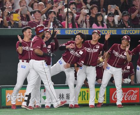 　２回、先制の左越えソロを放ちナインとタッチを交わすフランコ（左手前）＝撮影・開出牧