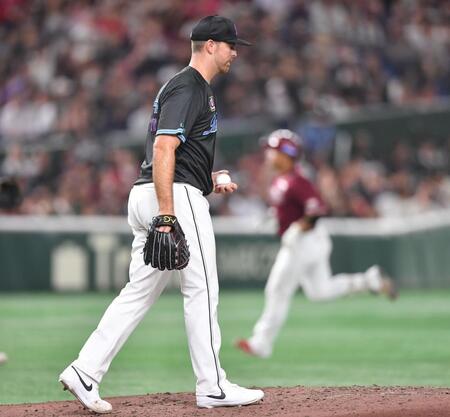 　６回、堀内（後方）に右越え２ランを打たれたサモンズ（撮影・開出牧）