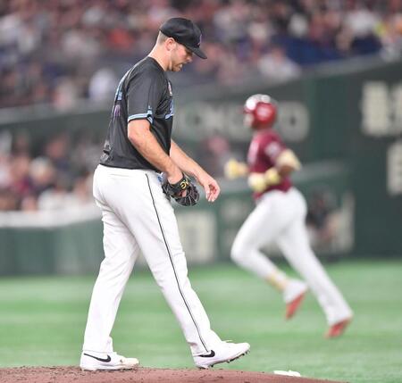 　４回、ゴンザレス（後方）に左越えソロを打たれたサモンズ（撮影・開出牧）