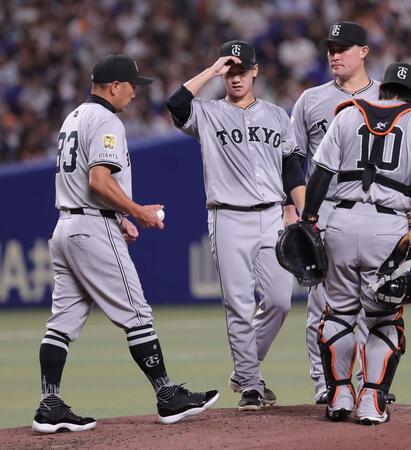 　５回、井上（中央）に交代を告げる阿部監督（左端）