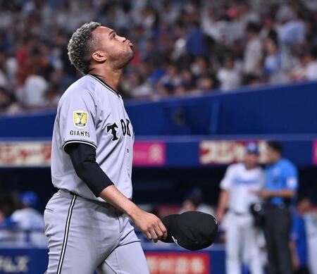 　９回を終え、ベンチに戻るマルティネス