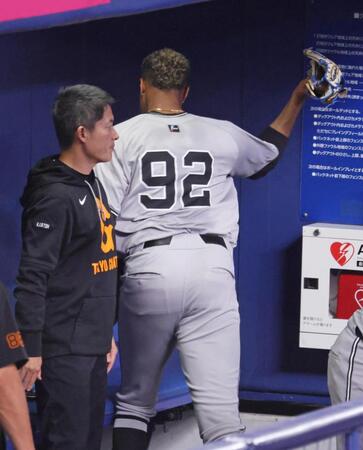 　９回を終え、ベンチに戻りグラブを投げるマルティネス