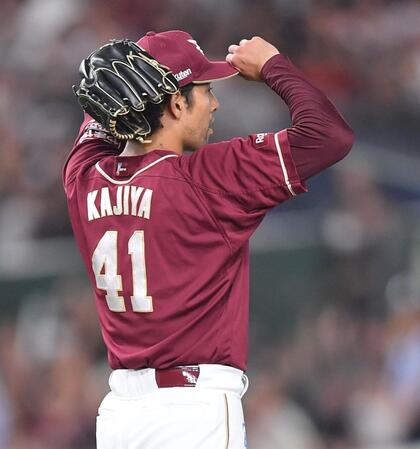 　７回、ソトに同点適時二塁打を打たれた加治屋（撮影・開出牧）