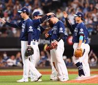 　ソフトバンクに逆転勝ちし、ナインから祝福される清宮幸（中央）＝撮影・中島達哉