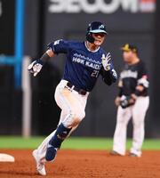 　８回、逆転２点適時三塁打を放ち、激走する清宮幸（撮影・中島達哉）