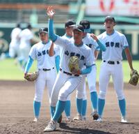 　ノックを受ける山梨学院・菰田陽生（撮影・中田匡峻）