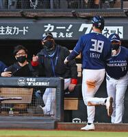 　２回、水野のスクイズで生還した石井（３８）を迎える新庄監督（３０日）