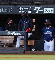 　２回、赤いリストバンドを片腕に２つ着ける新庄監督（中央）＝３０日