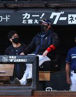 　２回、赤いリストバンドを片腕に２つ着けて、笑顔を見せる新庄監督（右）＝３０日