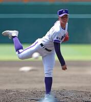 　投球練習をする金足農・吉田大輝（撮影・中田匡峻）