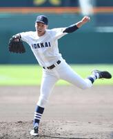 　神戸国際大付戦で力投する北海・木村（２０２１年３月１９日、甲子園）