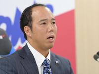 　入団会見に臨む青柳（撮影・伊藤笙子）