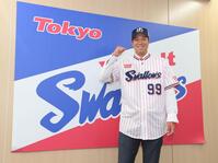 　入団会見で笑顔を見せる青柳（撮影・伊藤笙子）