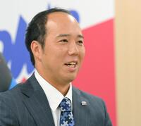 　入団会見で笑顔を見せる青柳（撮影・伊藤笙子）