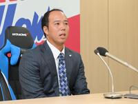 　入団会見で阪神への感謝を語る青柳（撮影・伊藤笙子）