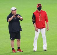 　試合前、山川（左）と話をする新庄監督（撮影・中島達哉）