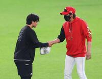 　試合前、谷川原（左）と握手を交わす新庄監督（撮影・中島達哉）