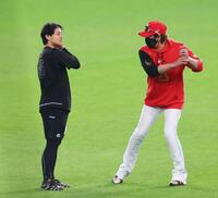 　試合前、谷川原（左）に打撃のアドバイスをする新庄監督（撮影・中島達哉）