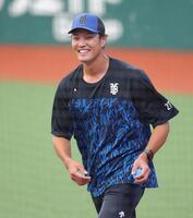 　練習中、笑顔を見せる藤浪（撮影・西岡正）