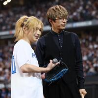 　記念撮影する鬼龍院翔（左）とＧＡＣＫＴ（撮影・中島達哉）