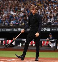 　空振りし、苦笑いのＧＡＣＫＴ（撮影・中島達哉）