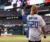 　乱入する鬼龍院翔（撮影・中島達哉）