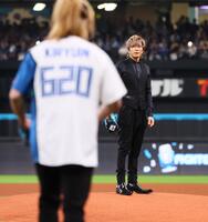 　投球しようとしたら、鬼龍院翔（左）に乱入されたＧＡＣＫＴ（撮影・中島達哉）