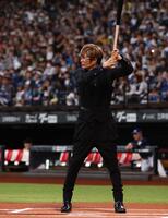 　鬼龍院翔からボールを奪われたが、バッターボックスに立つＧＡＣＫＴ（撮影・中島達哉）