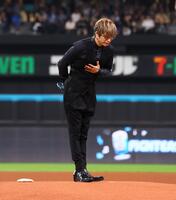 　ファーストピッチセレモニーでマウンドで一礼するＧＡＣＫＴ（撮影・中島達哉）