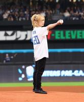 　ＧＡＣＫＴからボールを奪い、マウンドでポーズをとる鬼龍院翔（撮影・中島達哉）