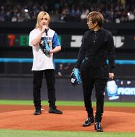 　鬼龍院翔（左）にファーストピッチを奪われ、マウンドを降りるＧＡＣＫＴ（撮影・中島達哉）