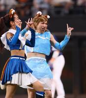 　きつねダンスを踊る鬼龍院翔（撮影・中島達哉）