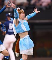 　きつねダンスを踊る鬼龍院翔（撮影・中島達哉）