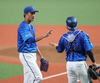 　２回を無失点に抑え、九鬼（右）とタッチを交わす藤浪（撮影・西岡正）