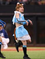 　きつねダンスを踊る鬼龍院翔（撮影・中島達哉）