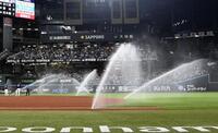 　６回のソフトバンク攻撃前、試合中に作動したスプリンクラー