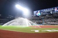 　ソフトバンク６回の攻撃前、スプリンクラーが作動しグラウンドに水がまかれた