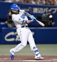 　４回、チェイビスが左越えに２ランを放つ