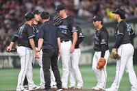 　６回、中島に四球を与えたサモンズ（中央）は建山投手コーチ（左端）からアドバイスを受ける（撮影・開出牧）