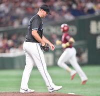 　４回、ゴンザレス（後方）に左越えソロを打たれたサモンズ（撮影・開出牧）