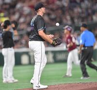 　２回、辰己（後方右）に右越えソロを打たれたサモンズ（撮影・開出牧）