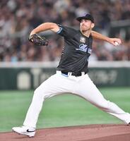 　力投するサモンズ（撮影・開出牧）